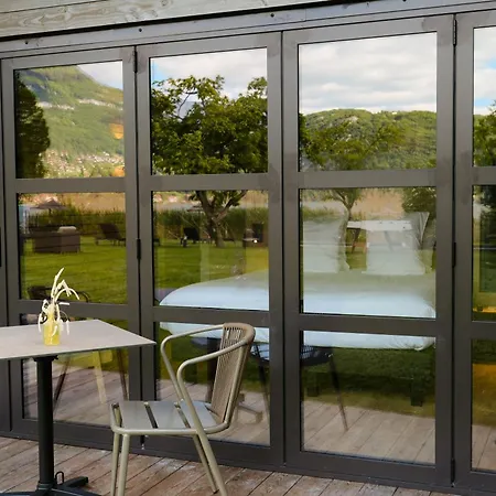 Caroline, D'annecy Hotel